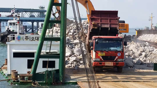 영흥화력발전소 건설현장에서 발생한 토석재가 공공사업에 사용되기 위해 바지선으로 옮겨지고 있다. <한국남동발전 제공>